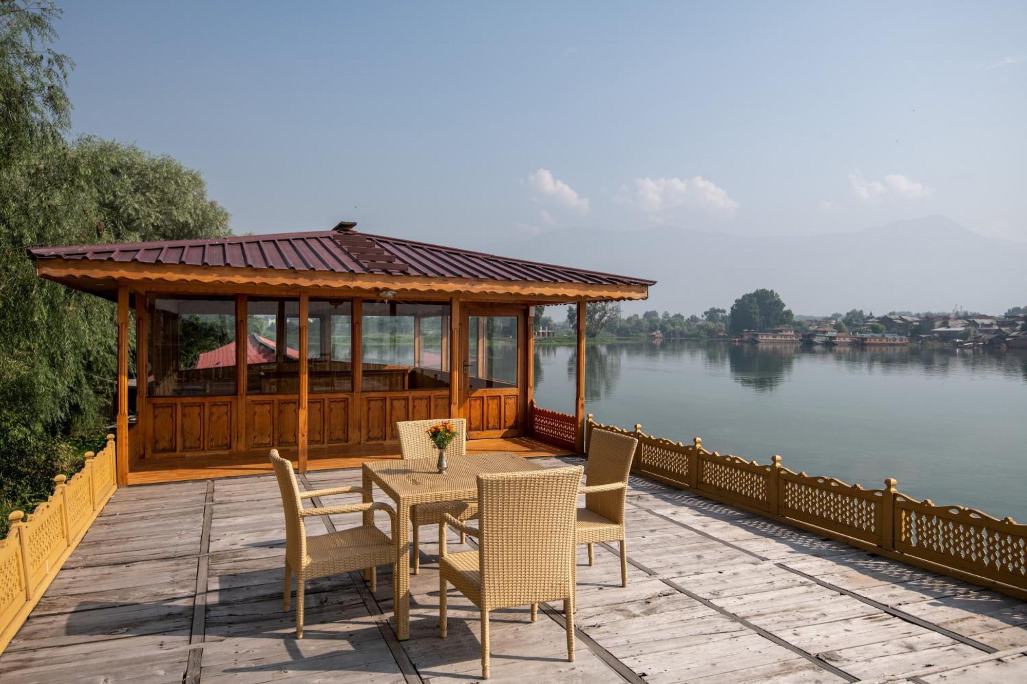 Mascot Houseboats Otel Srīnagar Dış mekan fotoğraf
