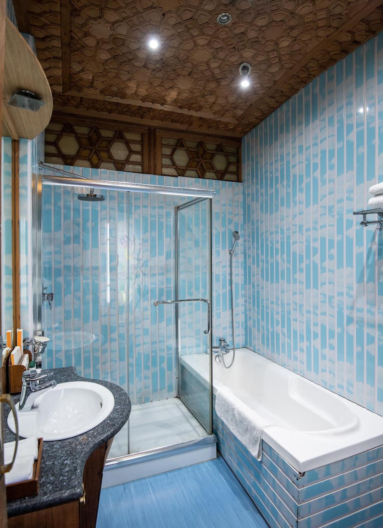 Mascot Houseboats Otel Srīnagar Dış mekan fotoğraf