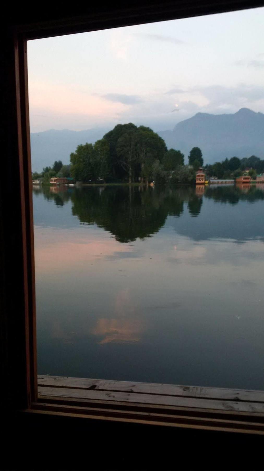 Mascot Houseboats Otel Srīnagar Dış mekan fotoğraf